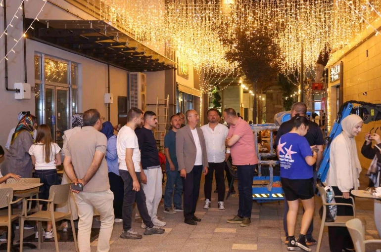 Suriçi Çarşısı geceleri de ışıldıyor