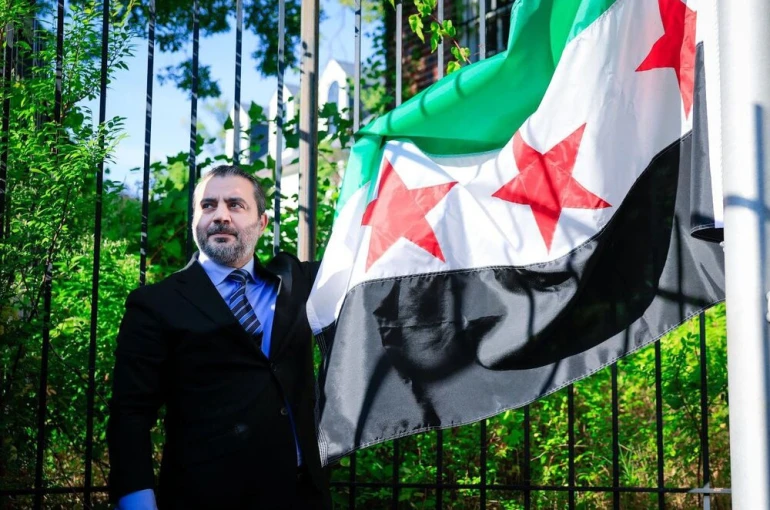 Suriye bayrağı, Washington’daki büyükelçilikte göndere çekildi