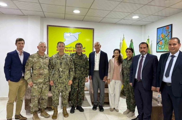 Suriye Özel Temsilcisi Barrack Suriye’de SDG’li Mazlum Abdi’yi ziyaret etti 