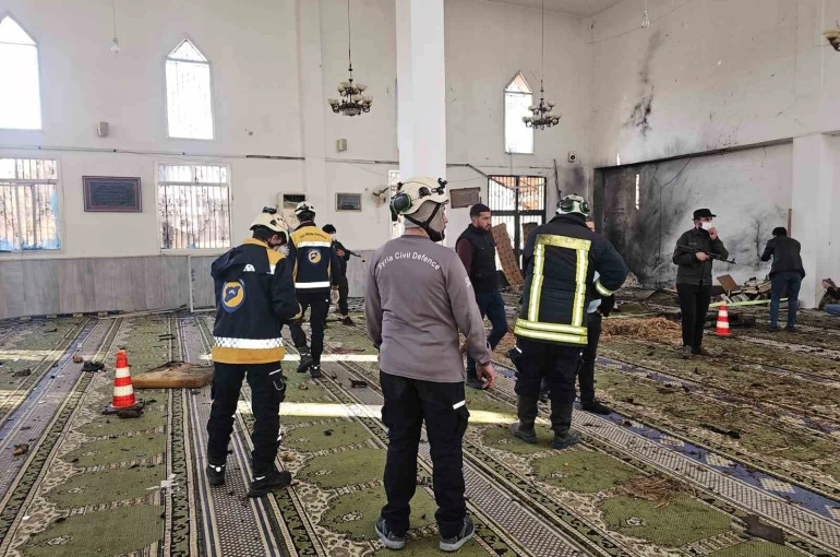 Suriye’de cami patlamasında can kaybı 8’e yükseldi