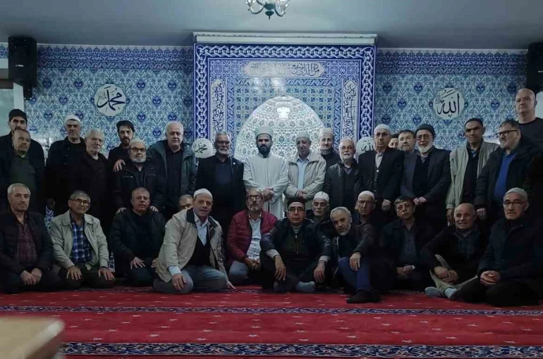 Suriyeli Abdülkerim Ömer’e cami cemaatinden anlamlı uğurlama