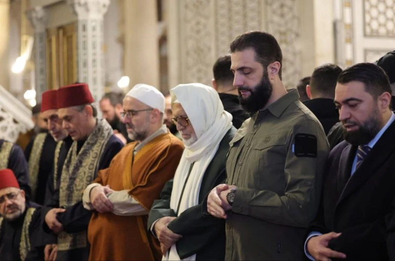 Suriyeli lider eş-Şara devrimin yıl dönümünde Emevi Camii’nde askeri kıyafetleriyle namaz kıldı
