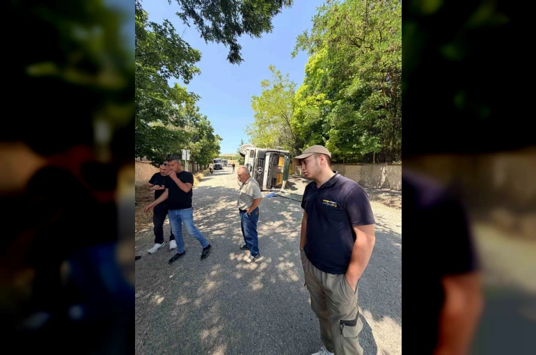Sürücü kimseye zarar vermemek için freni boşalan tırı yan yatırdı, 1 yaralı