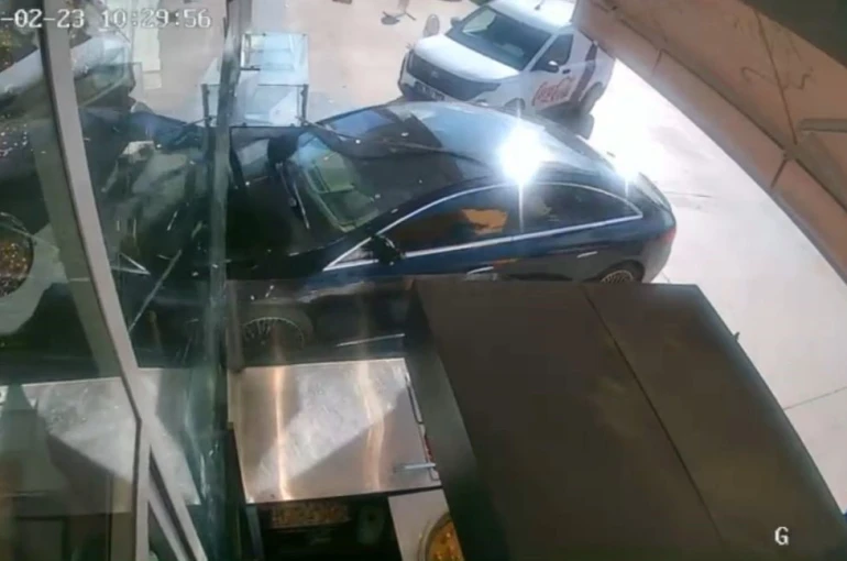 Sürücüsünün kontrolünü kaybettiği otomobilin pastaneye girdiği an kameraya yansıdı