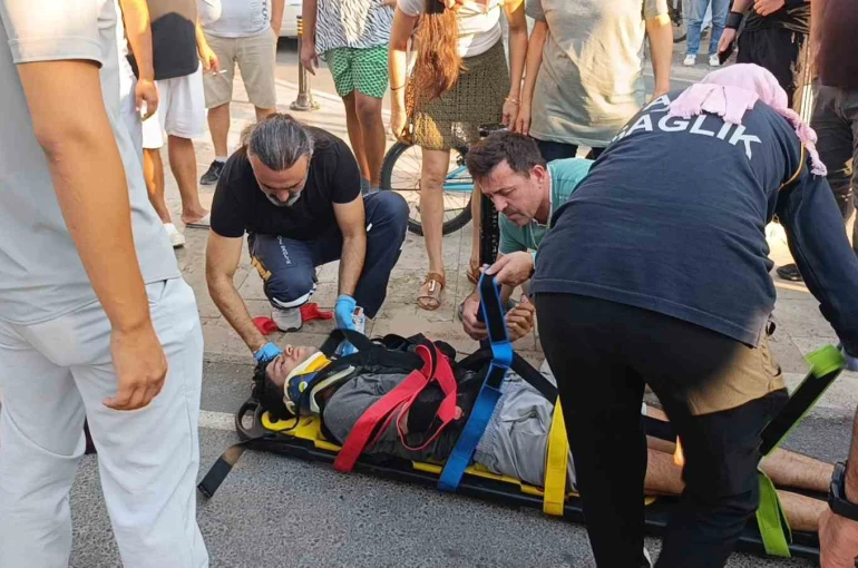 Sürüklenen motosiklet yayaların arasına daldı: 3 yaralı