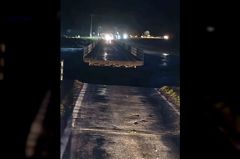 Susurluk’ta selde köprü ortadan ikiye ayrıldı