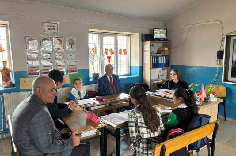 Susuz Kaymakamı Tutal, öğretmen ve öğrencilerle buluştu