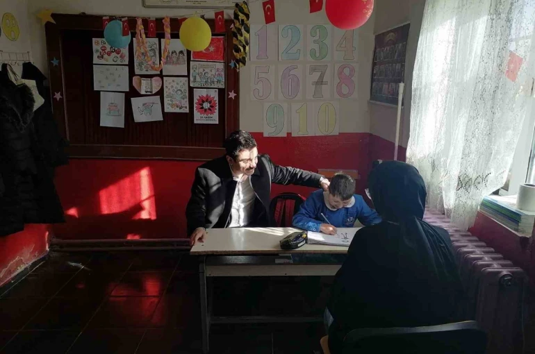 Susuz Kaymakamı Tutal’ın okul ziyaretleri sürüyor