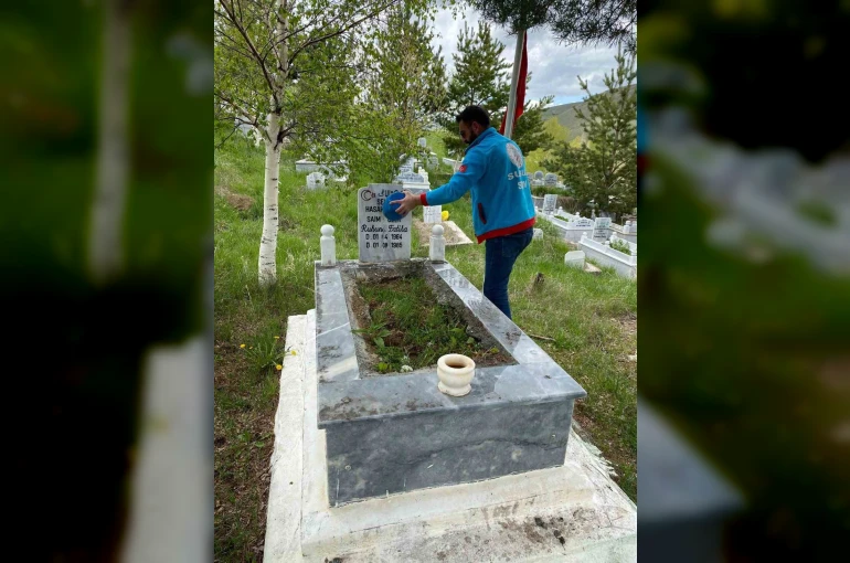 Susuz’da şehit kabirleri bayram öncesi özenle temizlendi
