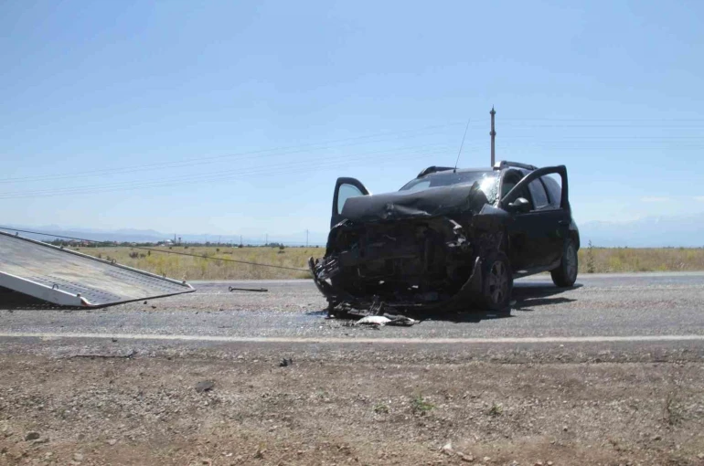 SUV araçlar kafa kafaya çarpıştı: 9 yaralı