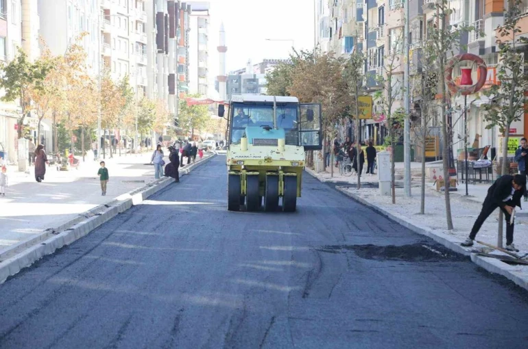 Suvaroğlu Caddesi’nde sıcak asfalt serimi yapılıyor