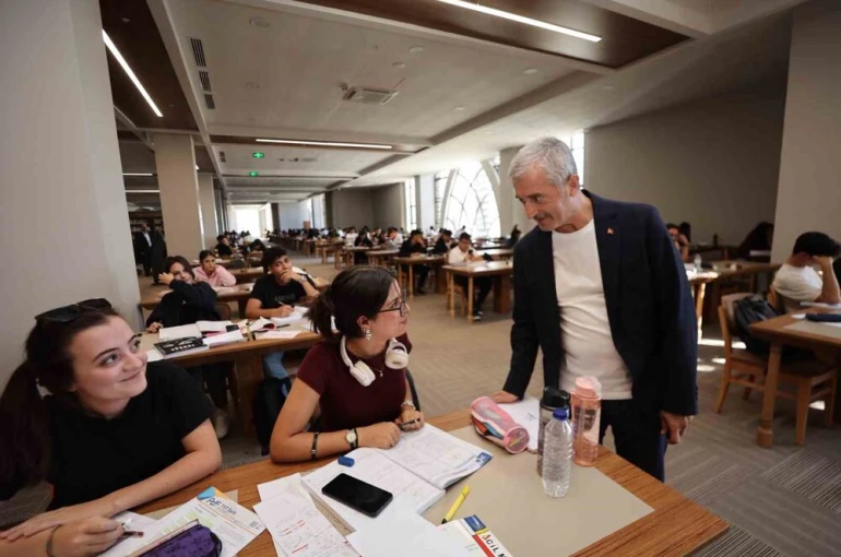 Tahmazoğlu, Şahinbey Millet Kütüphanesi’nde öğrencileri ziyaret etti