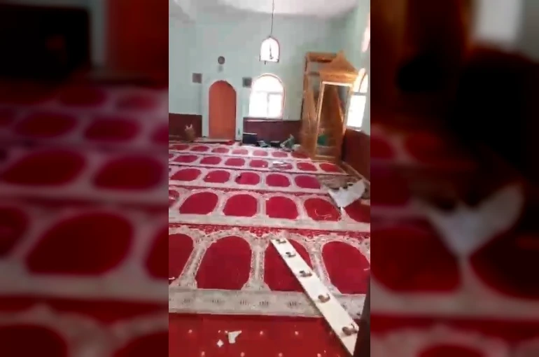 Tahrip edilen köy camisi belediye ekiplerince yeniden ibadete hazır hale getirildi 