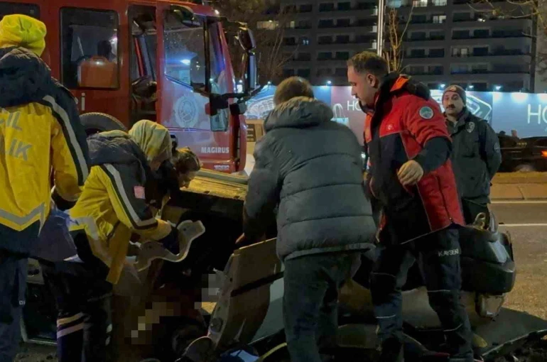Takla atan otomobilde sıkışan arkadaşının başından ayrılmadı