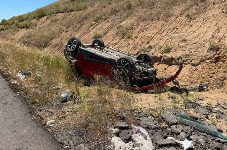 Takla atan otomobildeki 2 kişi yaralandı