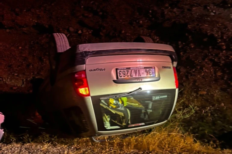 Takla atan otomobildeki 2 kişi yaralandı