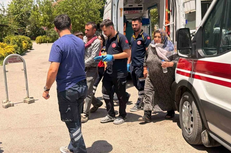 Takla atan otomobildeki 4 kişi yaralandı