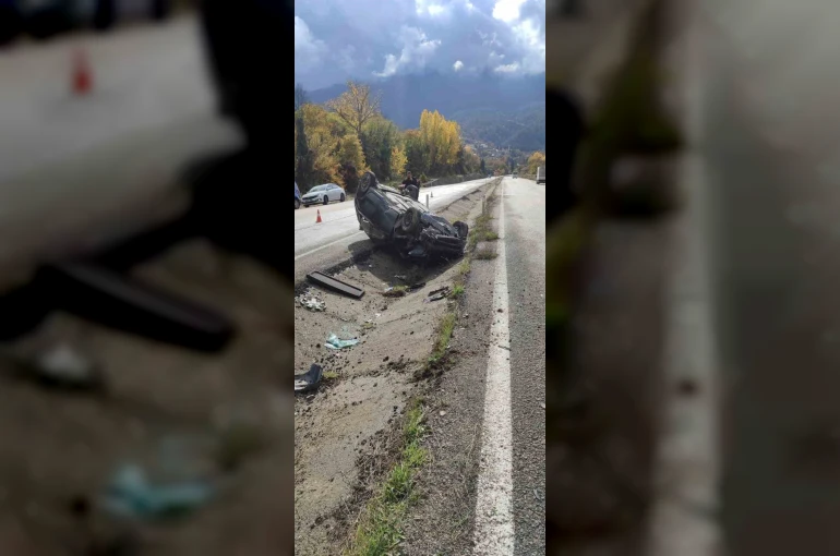 Takla atan otomobilden 2 kişi yaralı kurtuldu