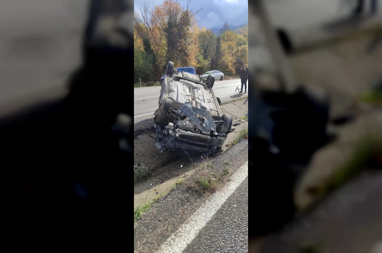 Takla atan otomobilden 2 kişi yaralı kurtuldu