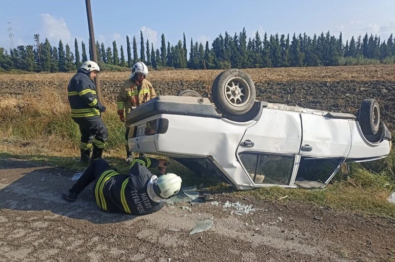 Takla atarak ters dönen otomobildeki 2 kişi yaralandı