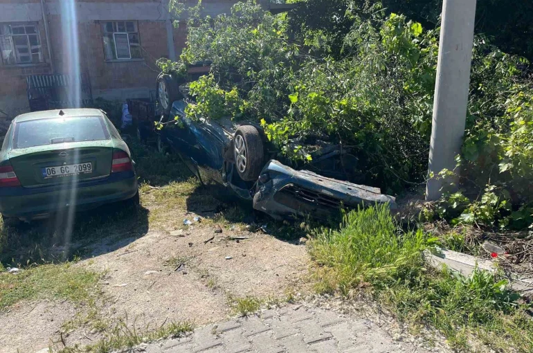 Takla atıp bahçeye devrilen otomobilin sürücüsü yaralandı