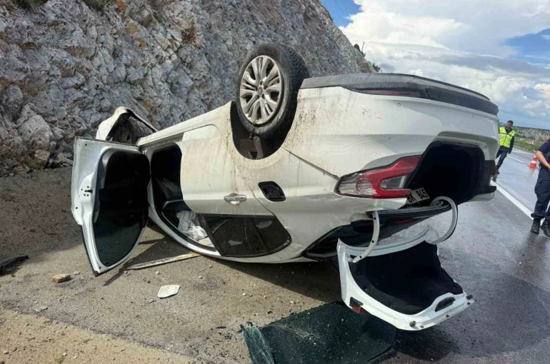Takla atıp refüje giren otomobilde 4 kişi yaralandı