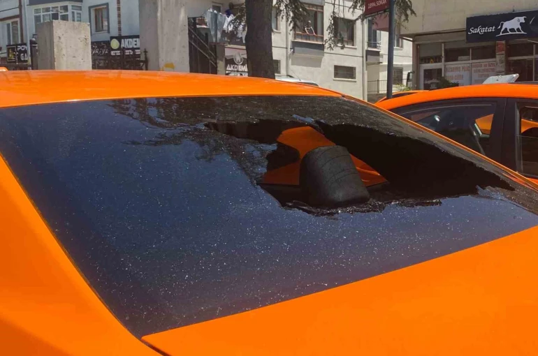 Taksi durağına satırlı ve sopalı saldırı: 3 yaralı