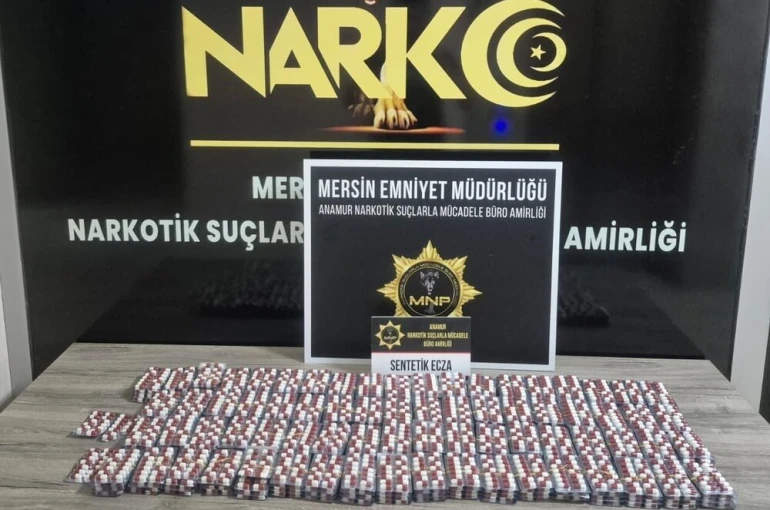 Takside arama yapan polis binlerce uyuşturucu hap ele geçirdi
