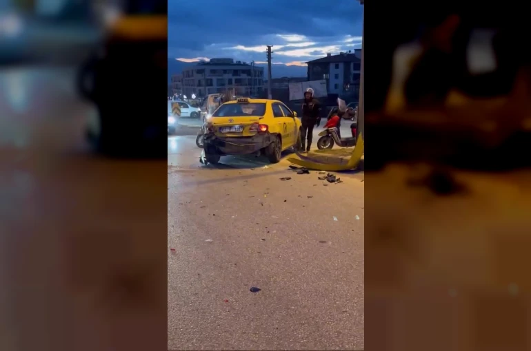 Taksiye çarpan motosikletli ağır yaralandı