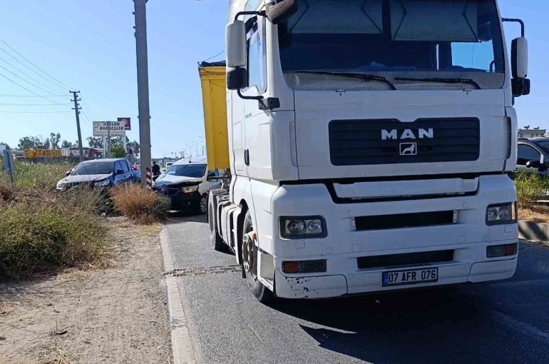 Tali yola sapan kamyona çarpmamak için Kent Güvenlik Yönetim Sistemi direğine çarptı