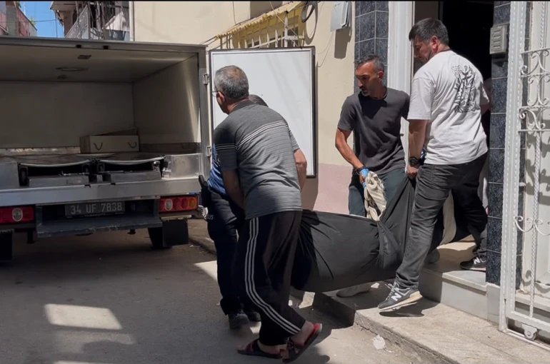Talihsiz adam merdivenlerde can verdi... Acılı annenin feryadı yürekleri dağladı