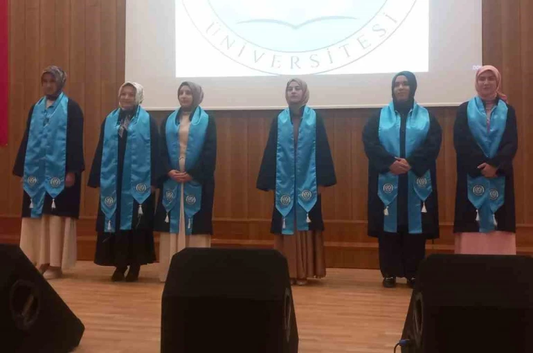 Tamamına yakınını kız öğrencilerin oluşturduğu fakültede mezuniyet coşkusu