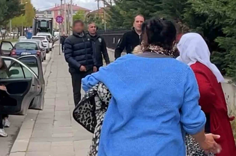 Tanığın verdiği ifadeyi beğenmeyen sanık yakınları hırsını kadın gazetecilerden çıkardı