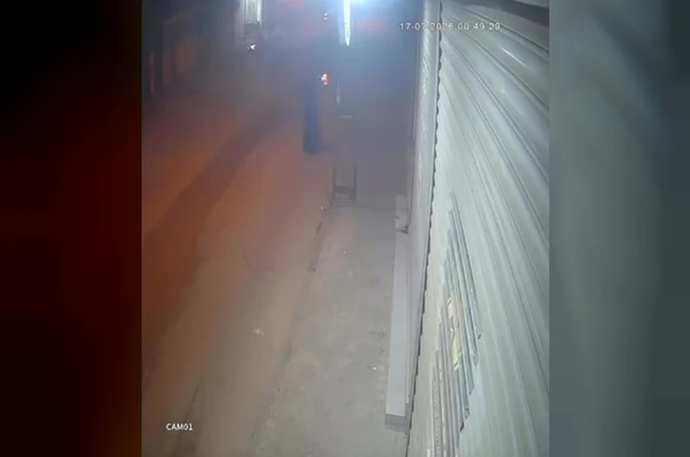 Tanınmamak için kadın kılığına girip silahlı saldırı düzenledi