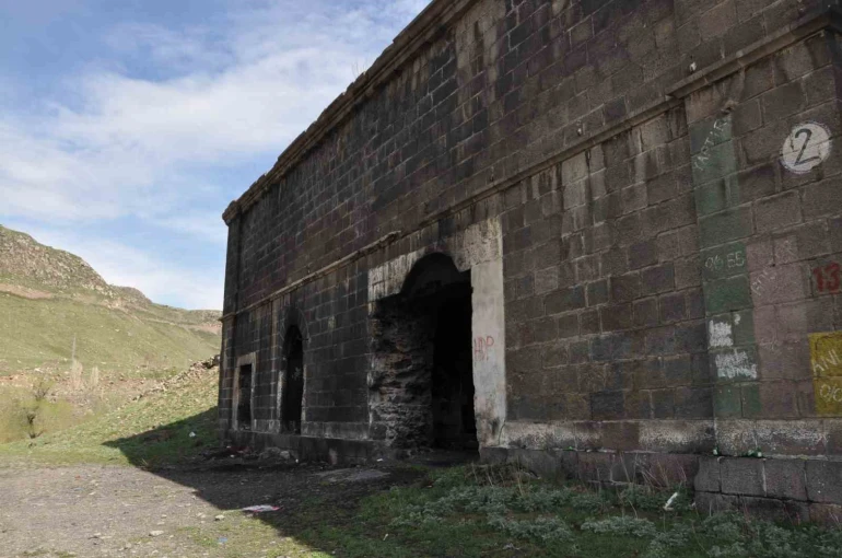 Tarihe terk edilen miras: Kars’taki tabyalar hayvan barınağına dönüştü