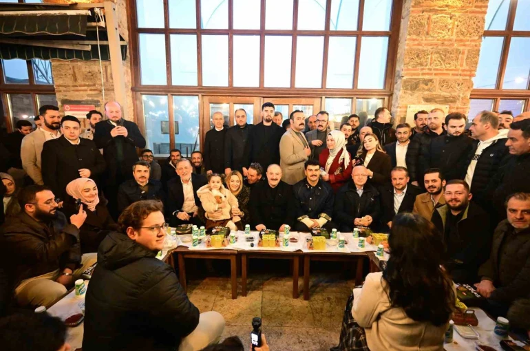 Tarihi Abdal Meydanı’nda binler sahur sofrasında buluştu: Varank’tan birlik mesajı