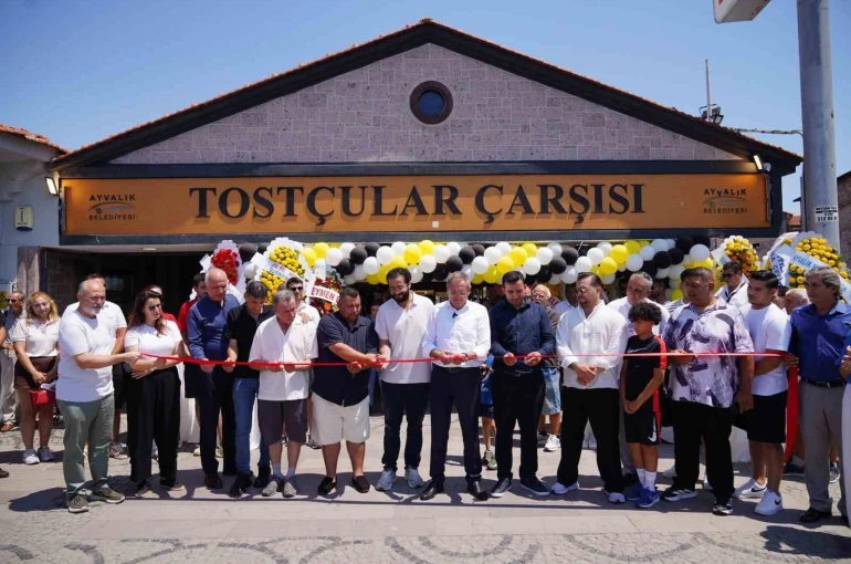 Tarihi Ayvalık Tostçular Çarşısında örnek iş birliği