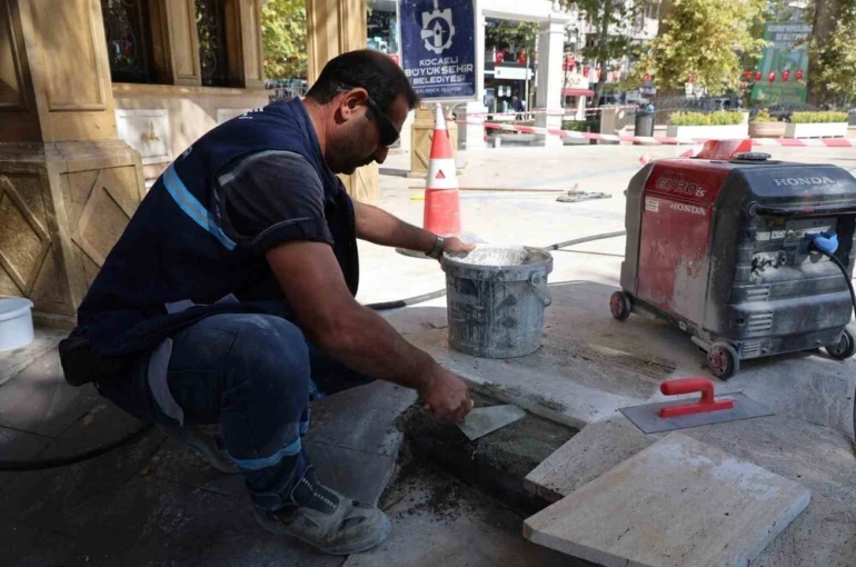 Tarihi caminin kırık taşları ve zemini onarılıyor