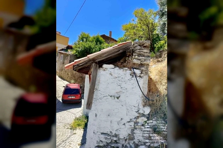 Tarihi çeşmenin çatısı tehlike altında