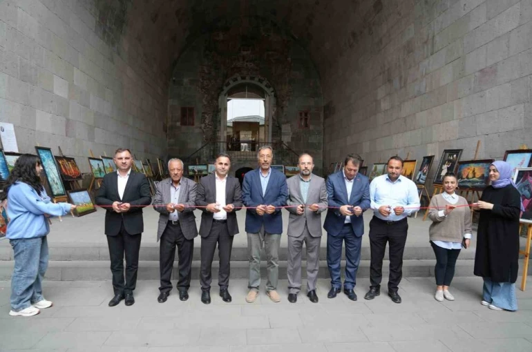 Tarihi Çifte Minareli Medrese’de resim sergisi