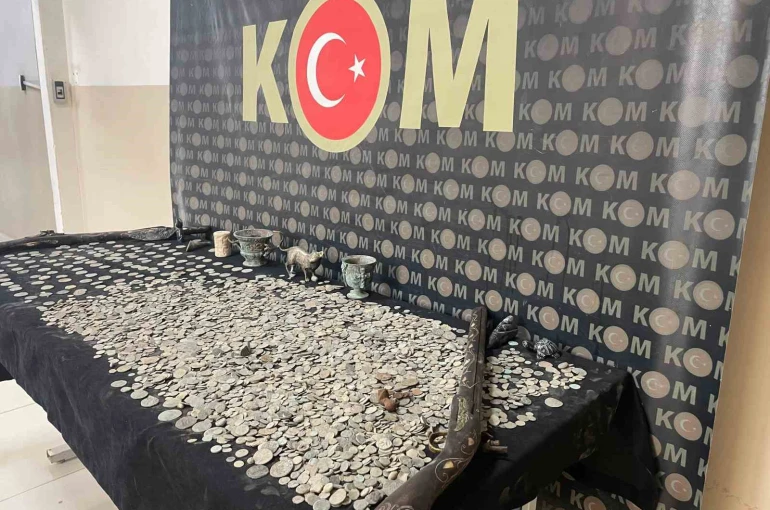 Tarihi eser kaçakçılarına operasyon; binlerce sikke ve onlarca eser ele geçirildi