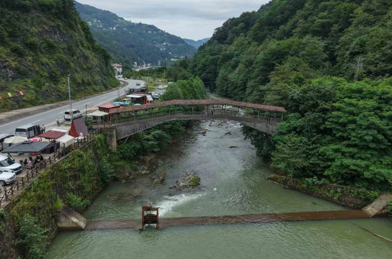 Tarihi Kiremitli Köprü turistlerin gözdesi oldu