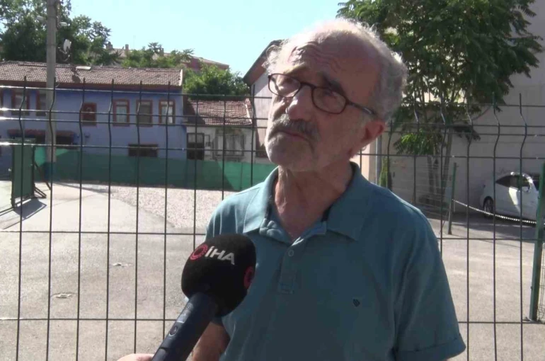 Tarihi mezarın üzeri çakıl taşlarıyla kapatılıp otopark görünümü verildi