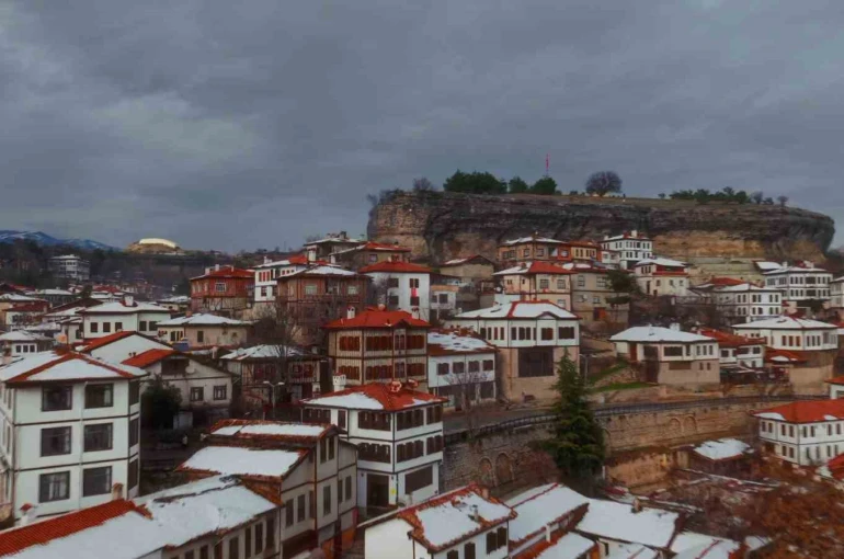 Tarihi Safranbolu evlerinde masalsı kış manzarası