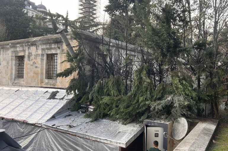 Tarihi Sultanahmet Camisi yangın tehlikesi yaşadı