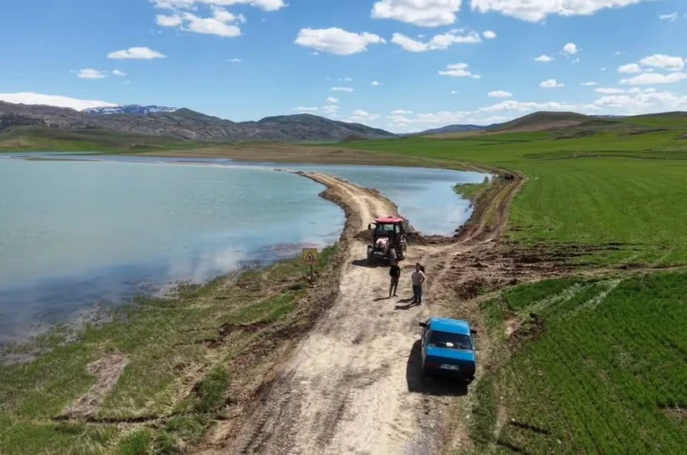 Tarım arazileri sular altında kaldı, 30 hane ile ulaşım kesildi