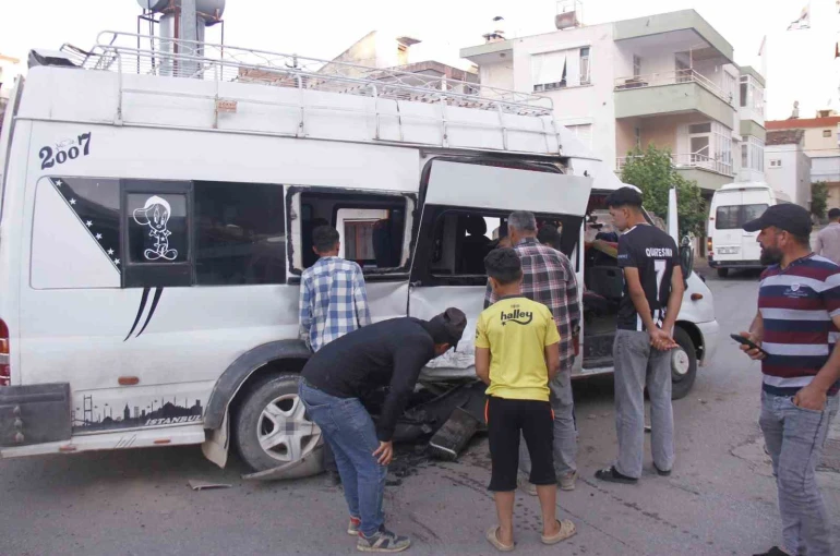 Tarım işçilerini taşıyan iki minibüs çarpıştı: 5 yaralı