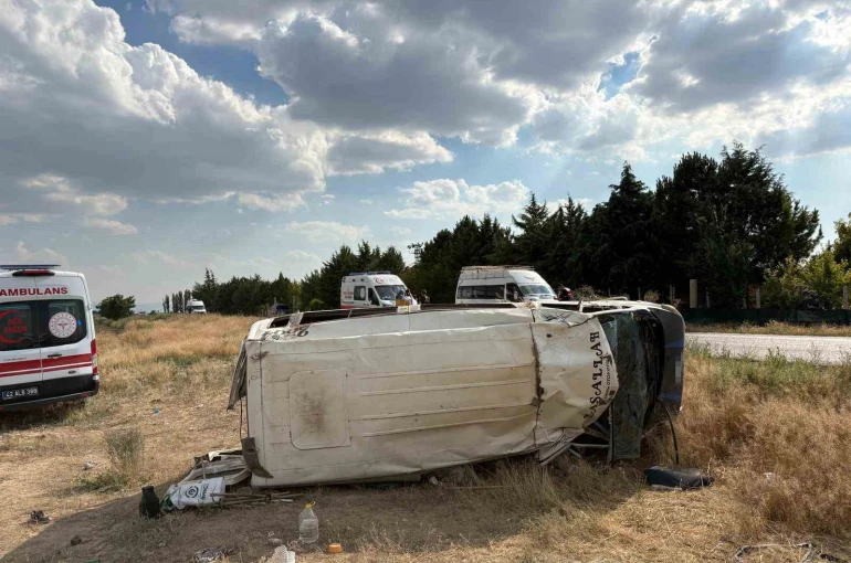 Tarım işçilerini taşıyan minibüs devrildi: 17 yaralı