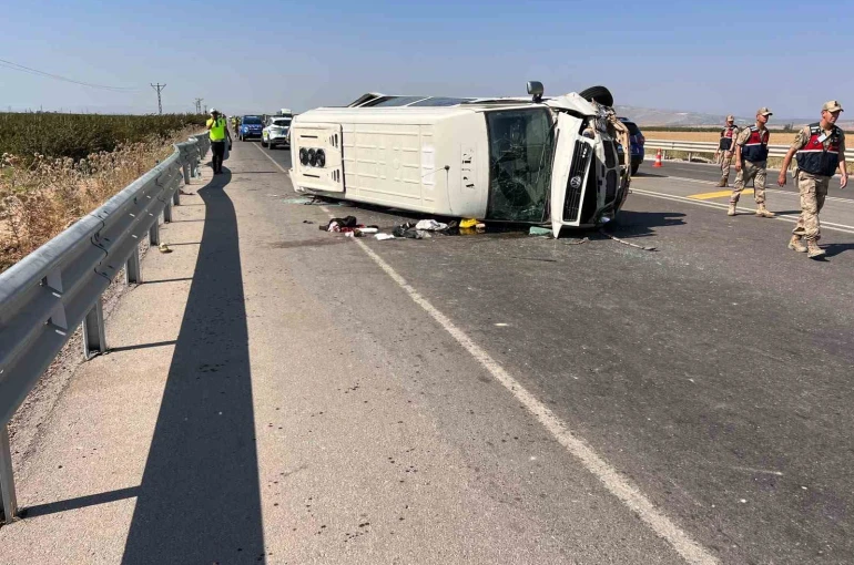 Tarım işçilerini taşıyan minibüs devrildi: 1’i ağır 5 yaralı
