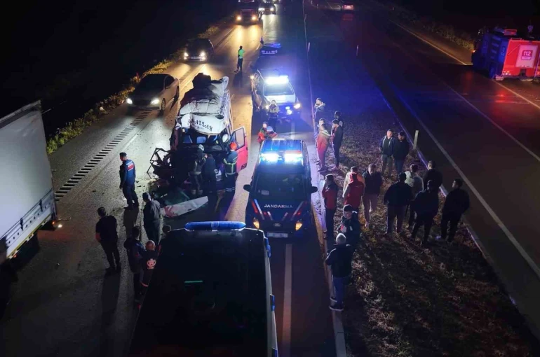 Tarım işçilerini taşıyan minibüs tıra çarptı: 12 yaralı 